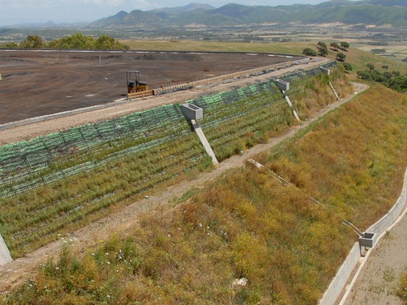 Terre rinforzate rinverdite per argini di discariche Sistema tenax Rivel